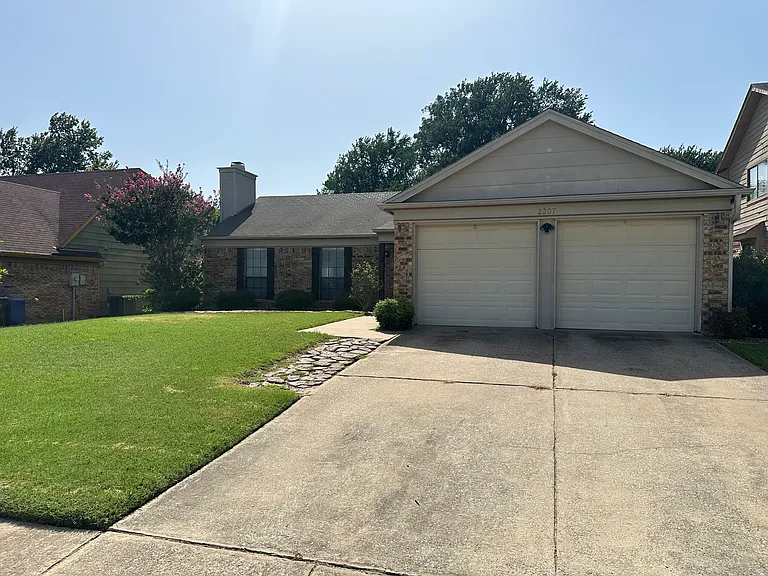 2207 McDowell Dr — Photo 2