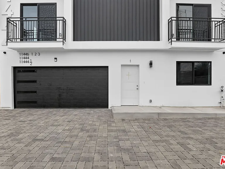 11444 Oxnard St #1/2 — Photo 49