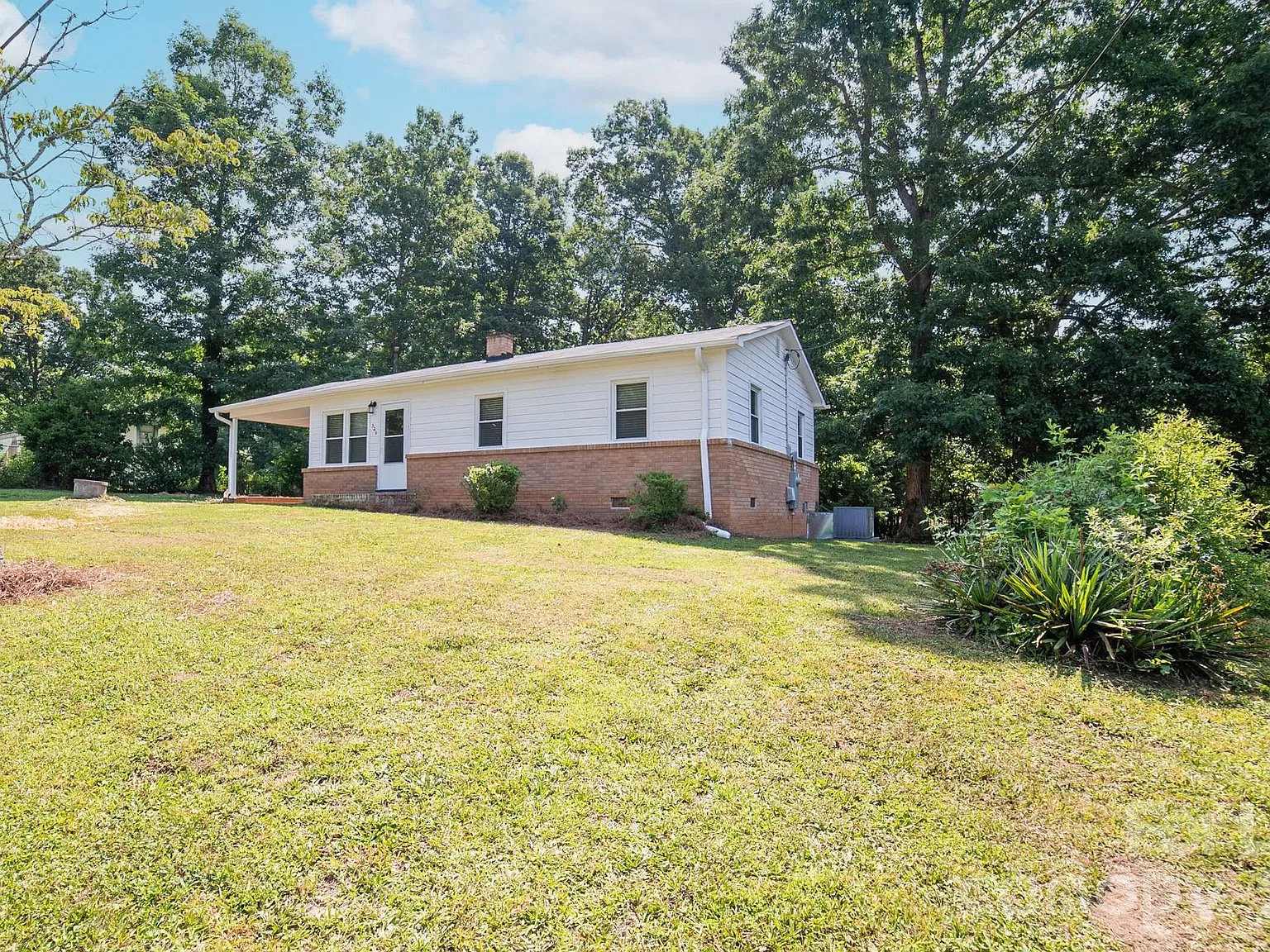 3 bed, 1100 sqft, $1,200 — Photo 2
