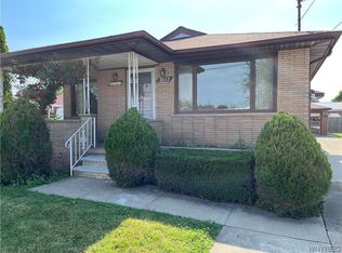 2612 Fairway Dr, Niagara Falls, NY 14305
