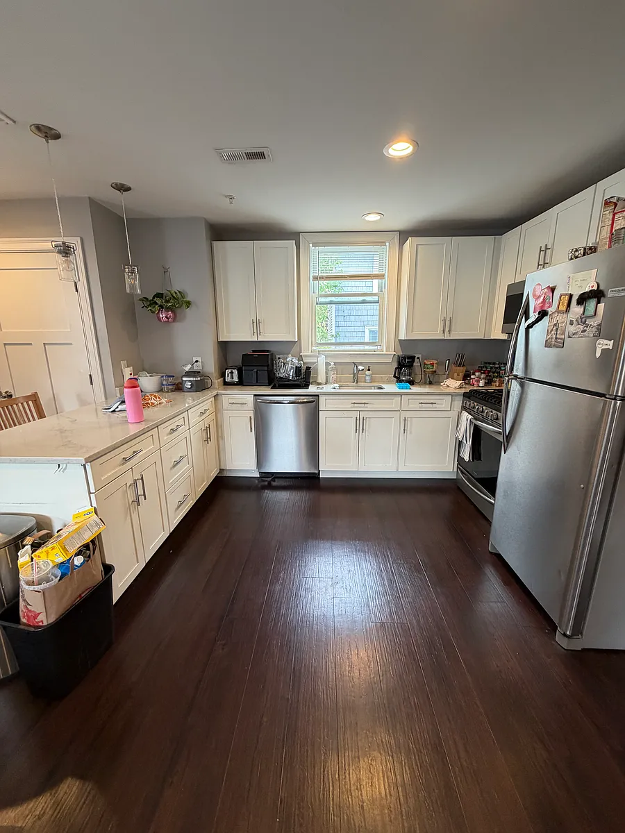 Building Photo - 151 W 8th St #2