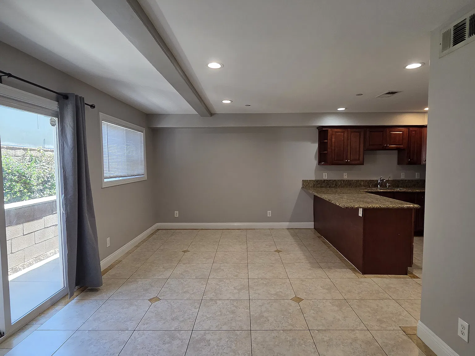 3 bed, 1300 sqft, $3,300 — Photo 4