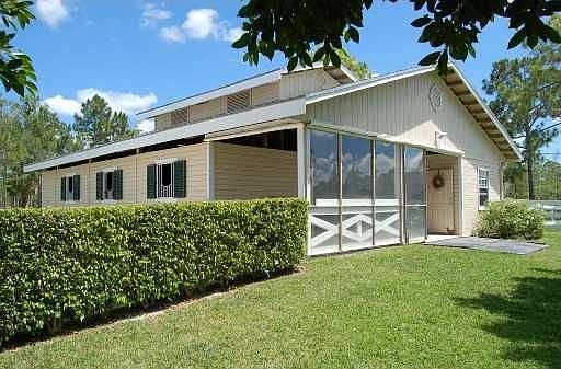 Center isle stable, 6 stalls
