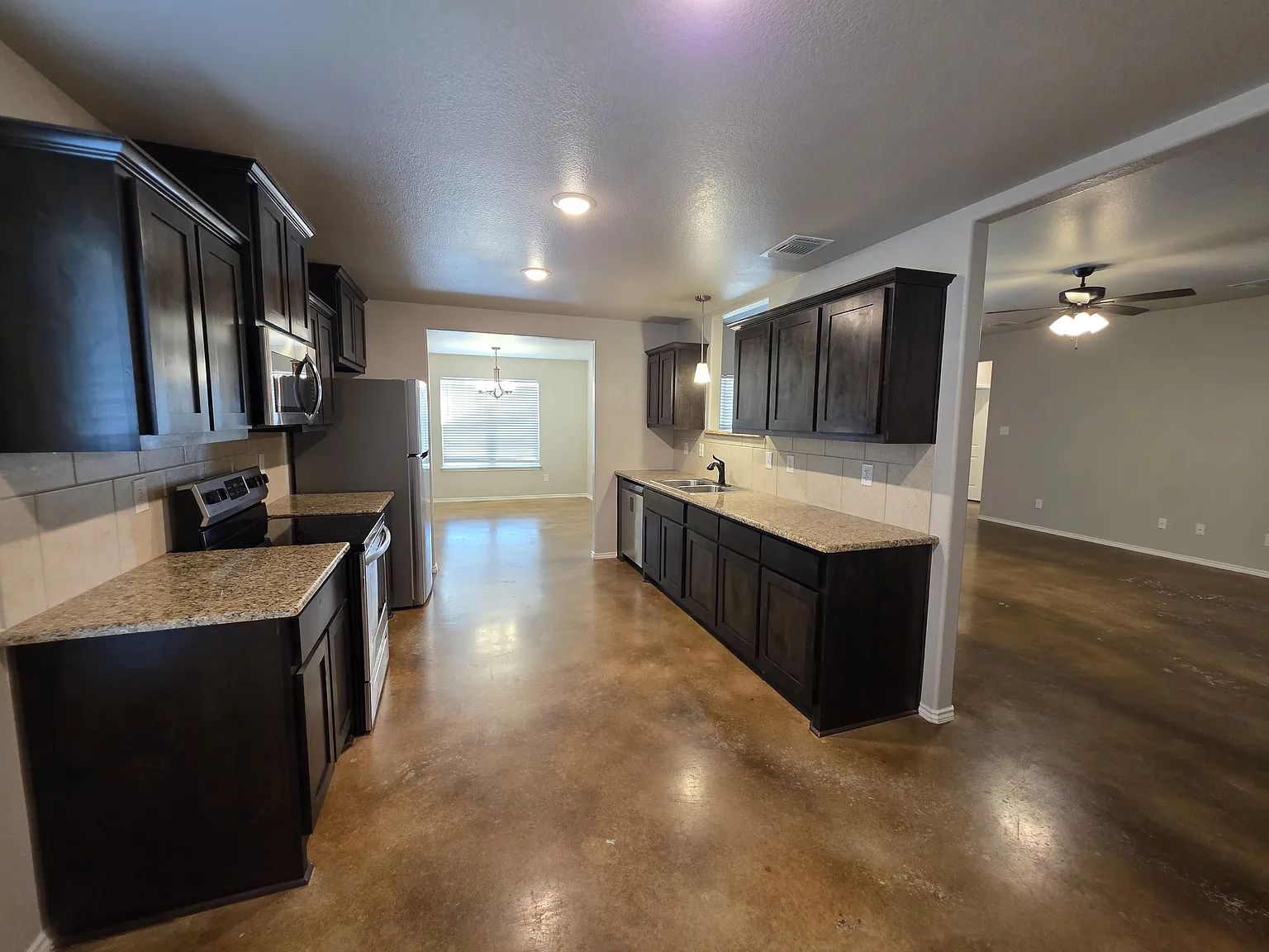 5 bed, 2.5 bath, 2052 sqft, $1,800 — Photo 4