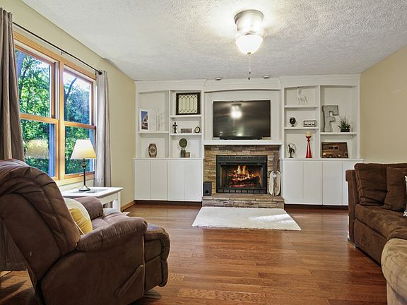 4th image of 24 Essex Ave