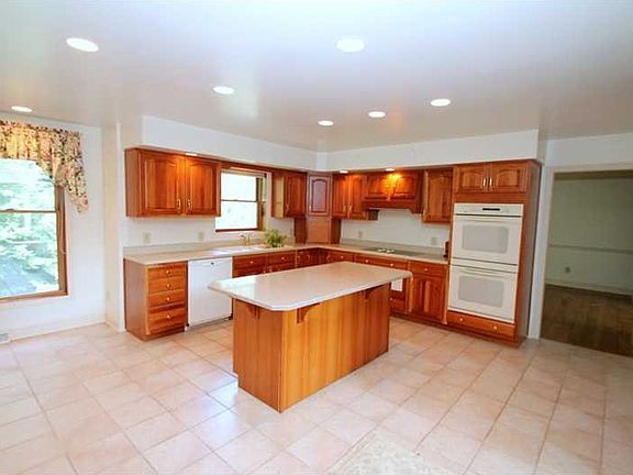 5th image of 16 Dunham Dr