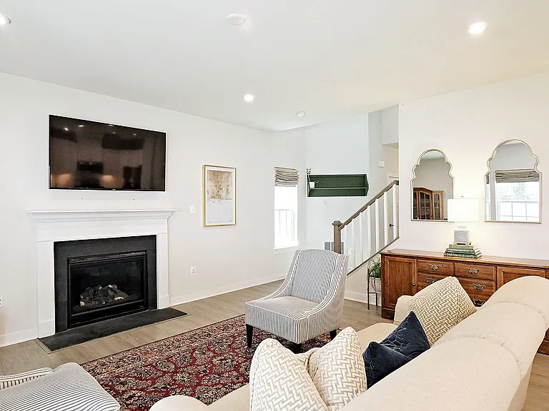 4304 Sunset Dr — Photo 3