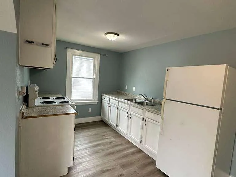 233 W 6th St #C — Photo 2