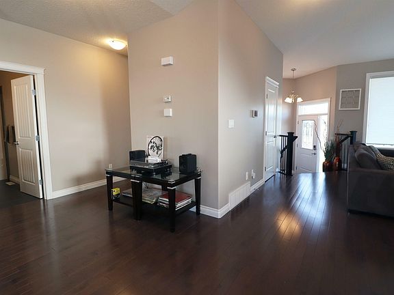 3rd image of 42 Willowdale Pl
