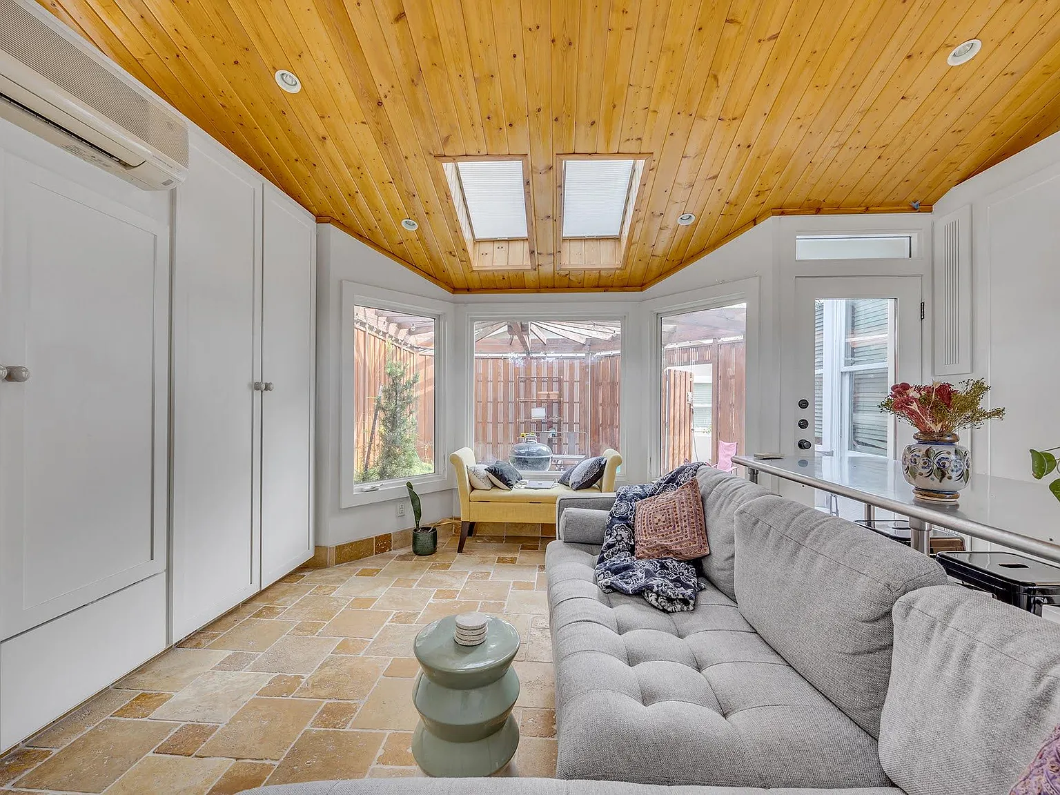 3 bed, 2.0 bath, 1985 sqft, $4,000 — Photo 4