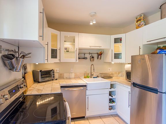 4th image of 1201 N Race St APT 12