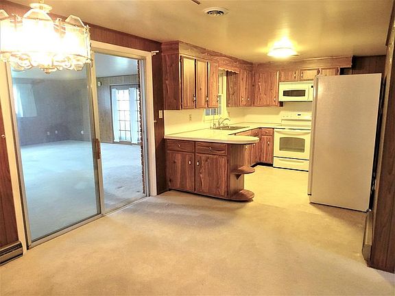 Dining Area & Kitchen