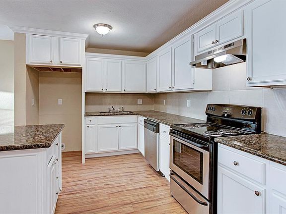 3rd image of 15615 Martineau St