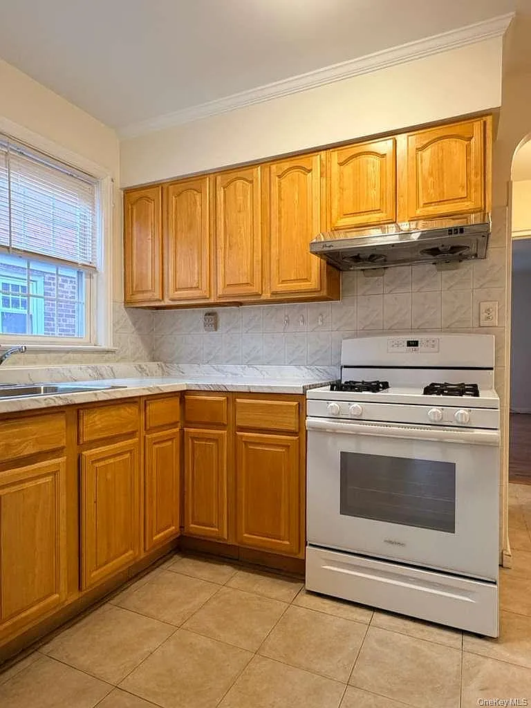 3 bed, 1.0 bath, 1000 sqft, $2,700 — Photo 3