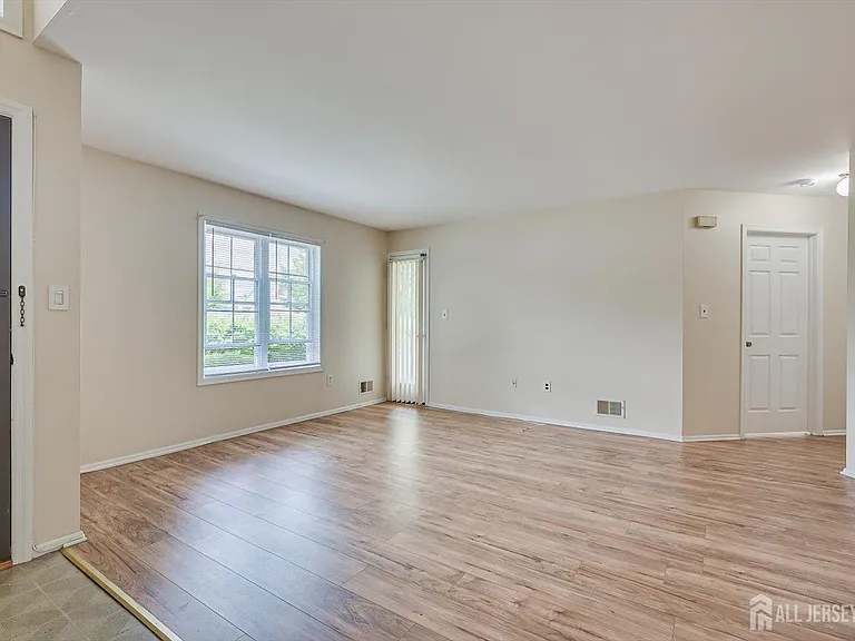 906 Montague Ave — Photo 4