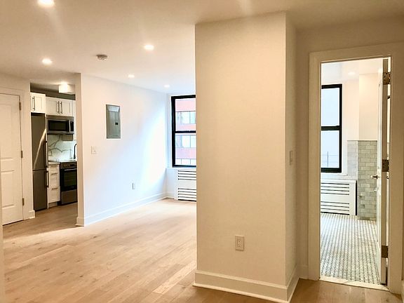 3rd image of 160 E 48th St #5M3