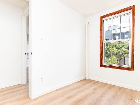 4th image of 208 Bedford Ave #3R