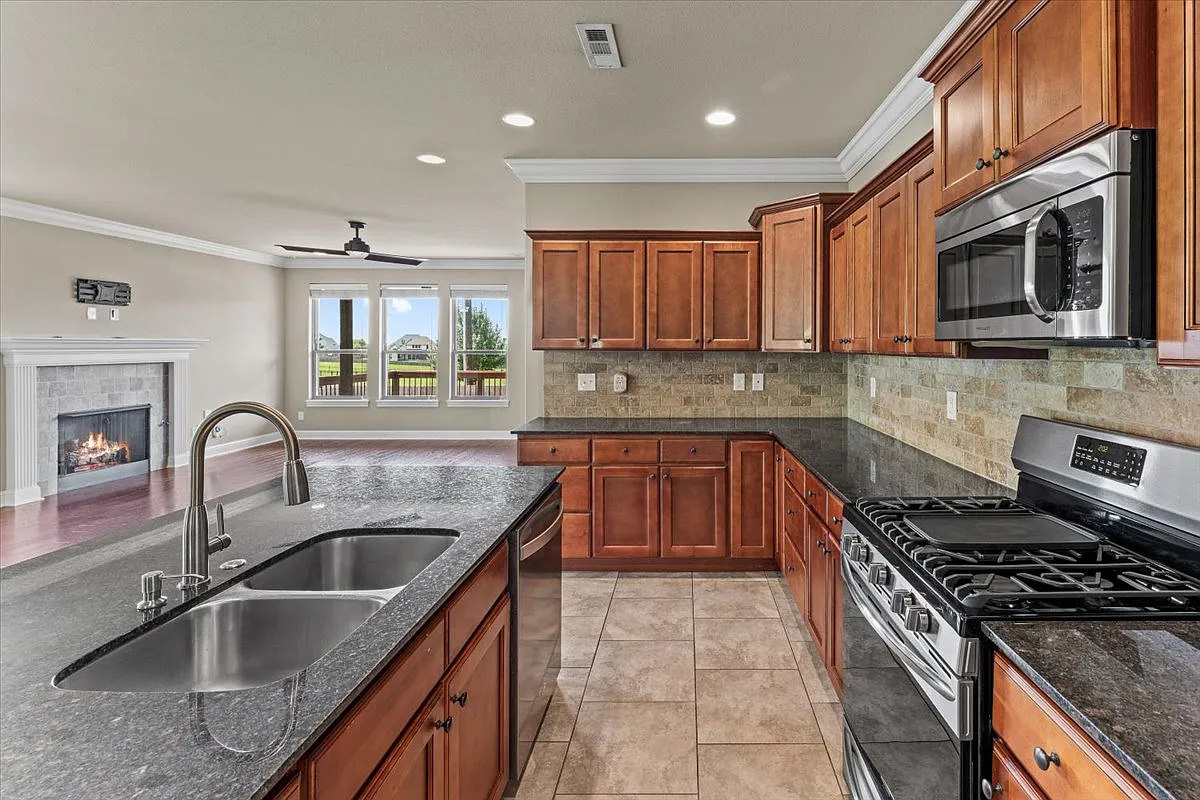 4 bed, 2.5 bath, 2262 sqft, $2,750 — Photo 4