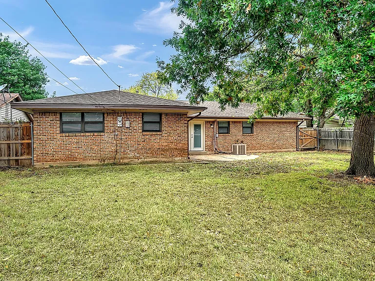 921 Holiday Dr — Photo 6