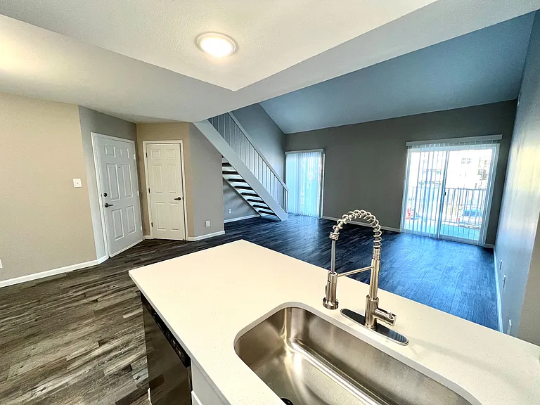 Country Club Place Apartments — Photo 16