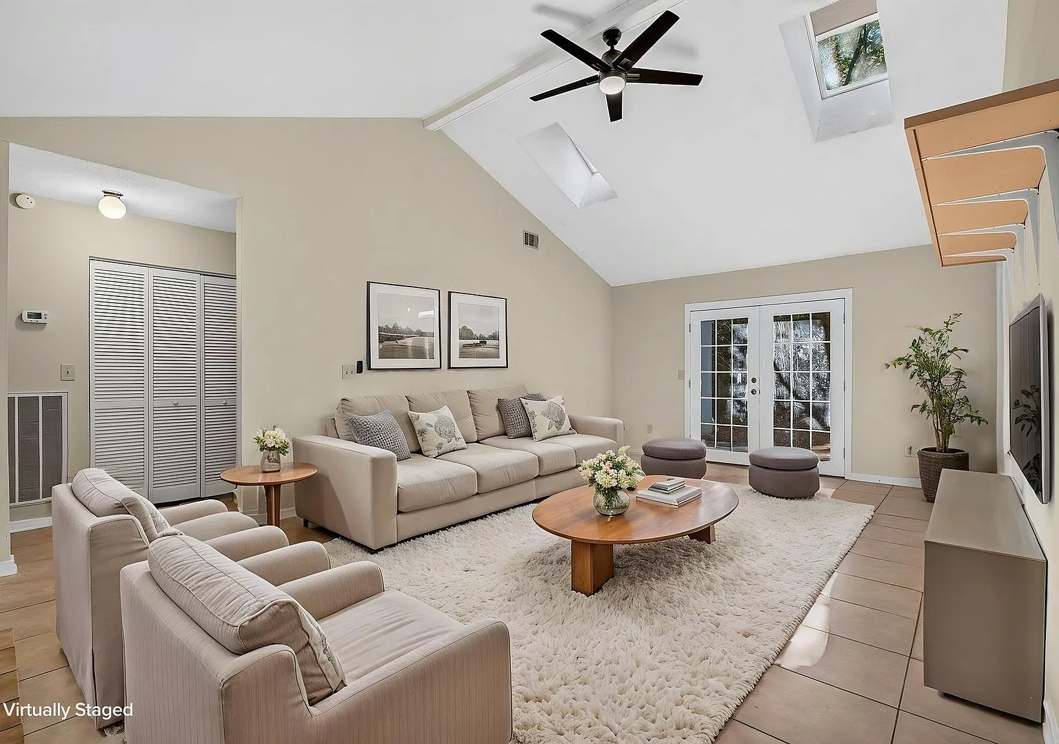Your Comfortable Retreat in Mount Pleasant — Photo 1