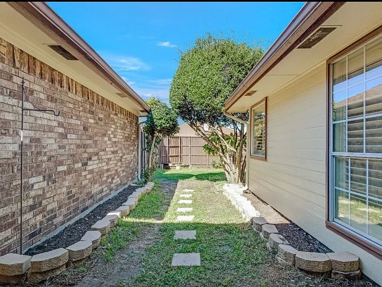 2305 Lancecrest Dr — Photo 16
