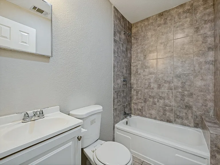 2408 Jennings Ave — Photo 5