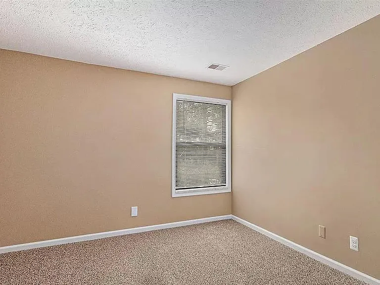19107 Surrey Ln — Photo 4