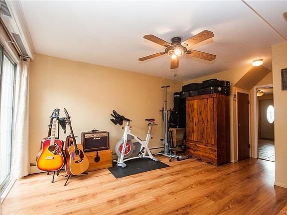 4th image of 928 Vincent Ave
