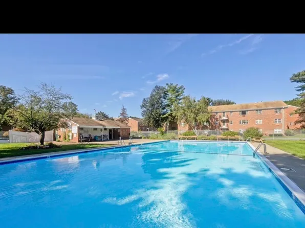 121 Regency Park Dr #121, Agawam, MA 01001