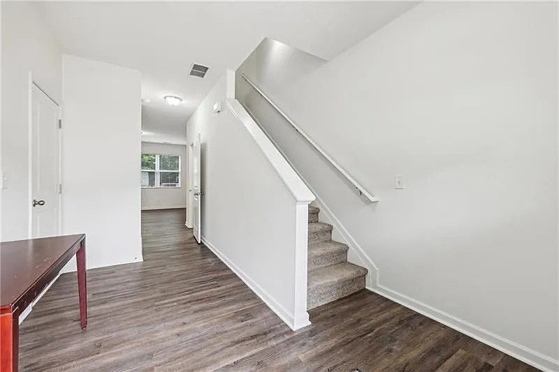 3 bed, 3.0 bath, 1421 sqft, $1,900 — Photo 2