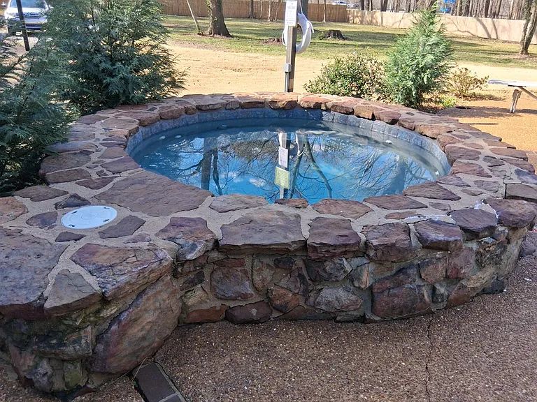 1801 Robin Hood Ln — Photo 36