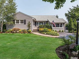 131 Knollwood Dr, Carle Place, NY 11514