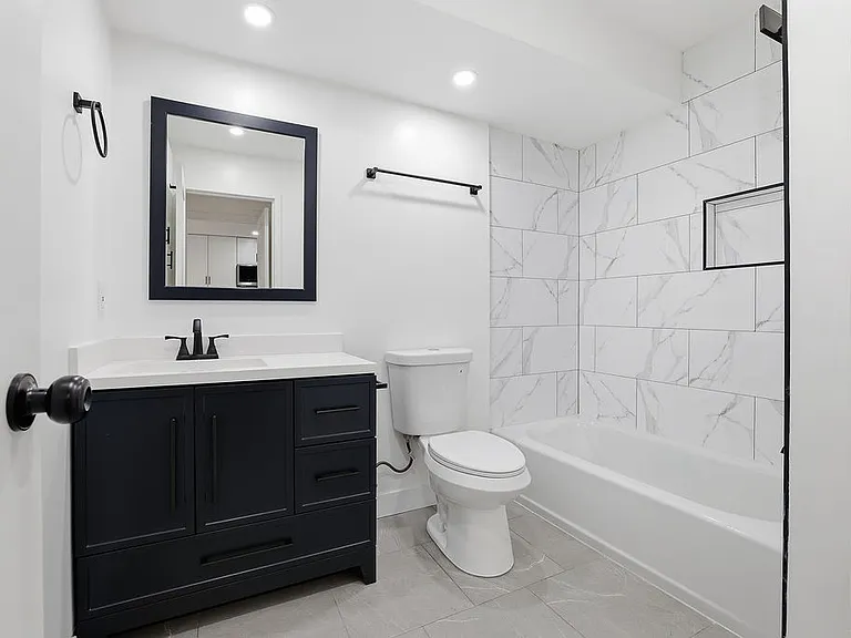 Encino Country Club Apartments — Photo 72