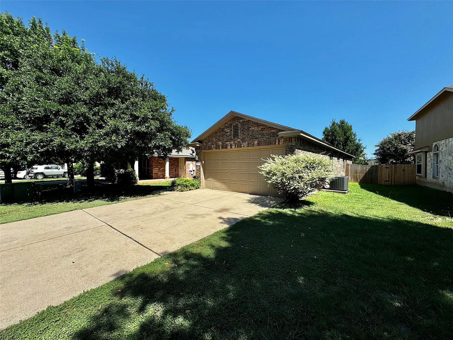 3 bed, 2.0 bath, 1360 sqft, $2,100 — Photo 4