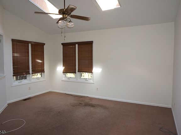 3rd image of 10 Hemlock Ct