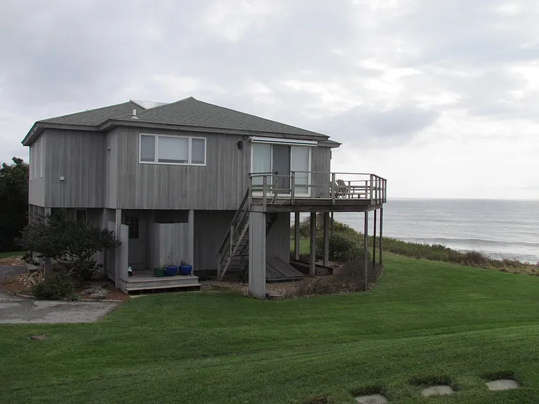 98 Surfside Ave — Photo 3
