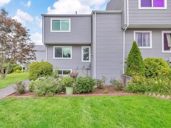 37 Autumn Ln, Amherst, MA 01002