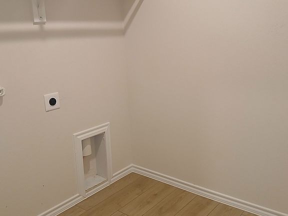3rd image of 220 Whispering Oak Dr