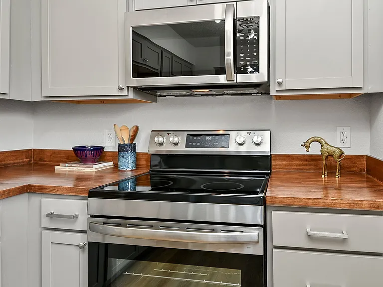 2035 S Florence Ave — Photo 13