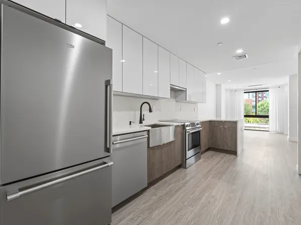 46-40 Vernon Boulevard image 7 of 17