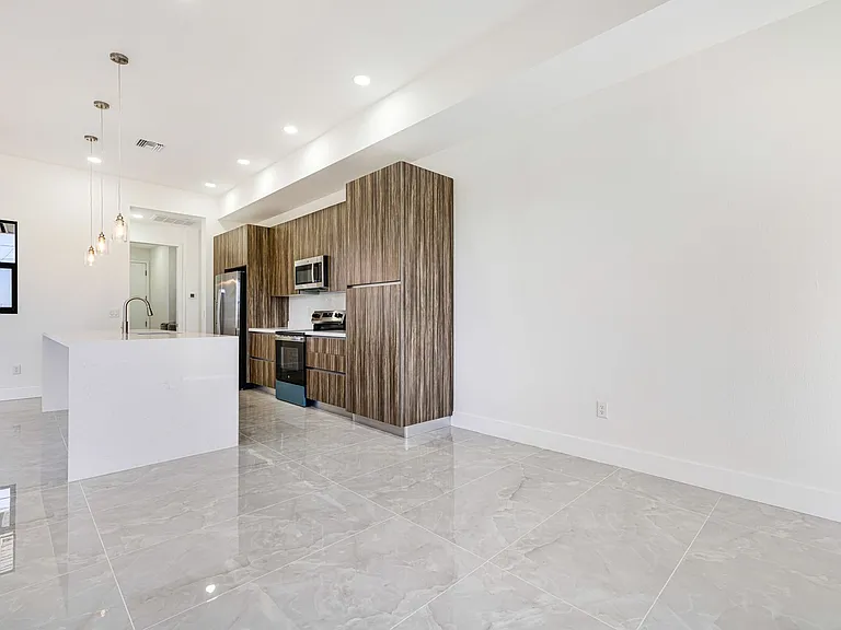 2833 NW 45th Pl — Photo 8