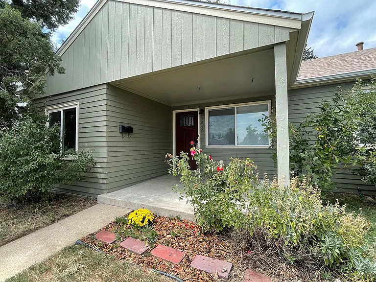 4895 Beach Ct — Photo 4