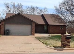 9 Easy St, Clinton, OK 73601