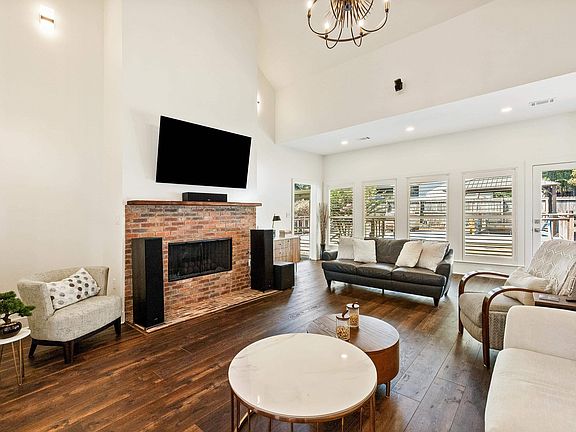 3rd image of 5 Saint Thomas Ct