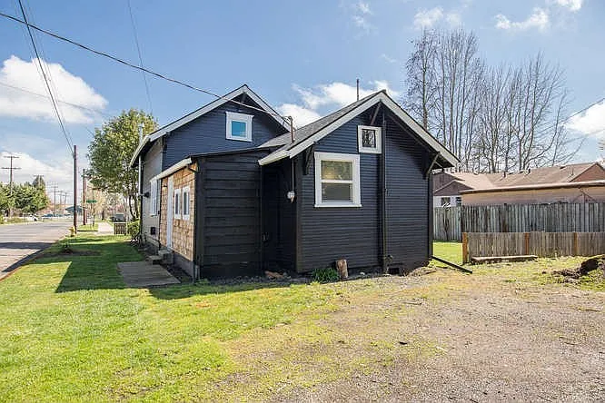 1339 NE Logan St — Photo 13