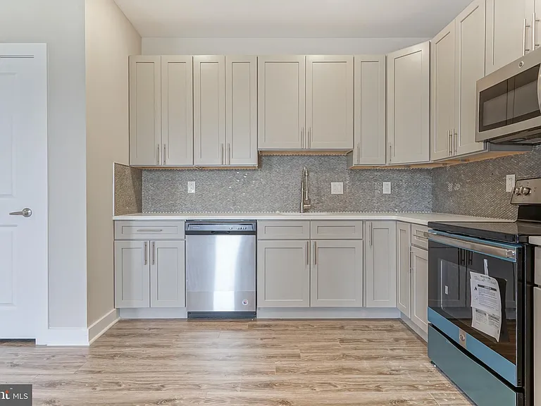 2162 E Norris St #402 — Photo 3