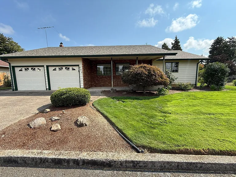 460 SE Conifer Pl — Photo 2
