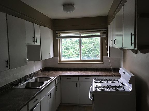 3rd image of 17 Maylan Dr