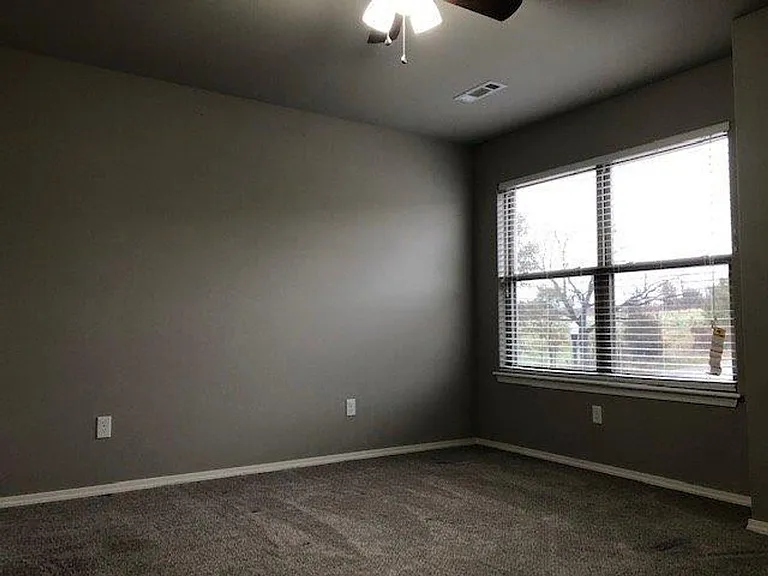 600 SW Loudon Dr #1 — Photo 6